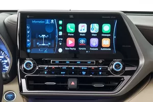 Поддержка систем Apple CarPlay и Android Auto через USB-кабель